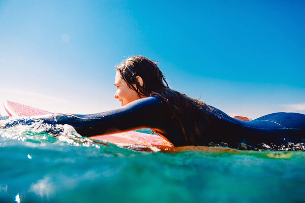 Молодая сексуальная женщина на доске для серфинга
 