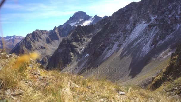 Montagna paesaggio roccioso con erba . — Video Stock