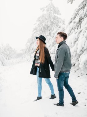 Genç çift el ele tutuşuyor.