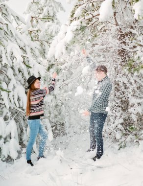 Genç çift eğleniyor.