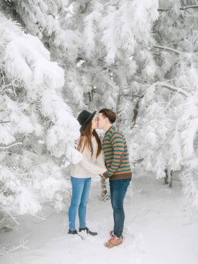 Öpüşen genç çift