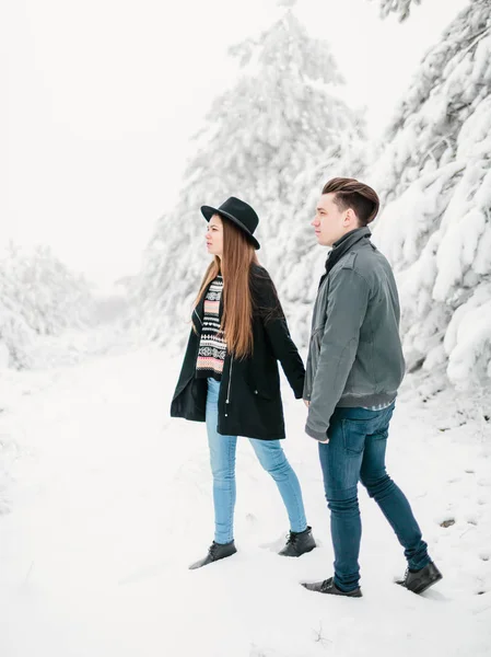 Junges Paar hält Händchen — Stockfoto