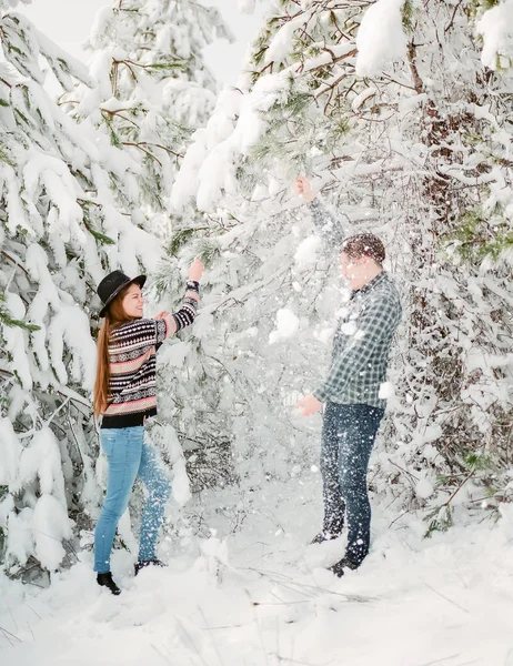 Genç çift eğleniyor.