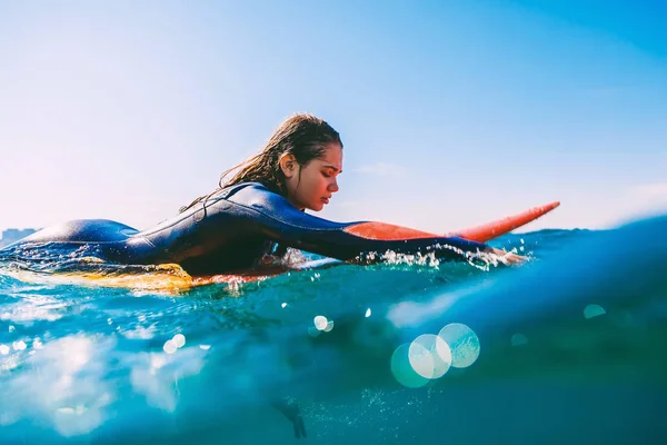 Seksi Genç Kadın Uzun Saçlı Wetsuit Sörf Tahtası Üzerinde Kadın — Stok fotoğraf