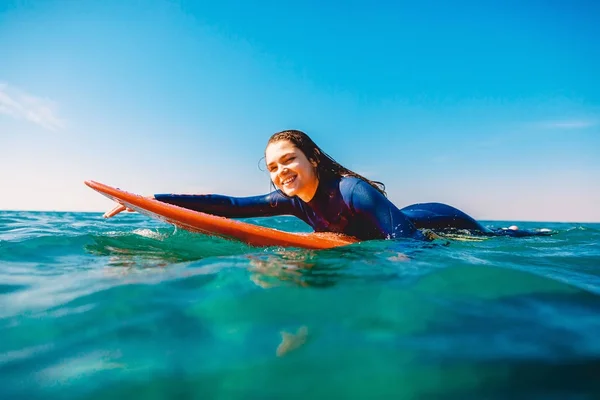 Jovem mulher sexy no surf board — Fotografia de Stock