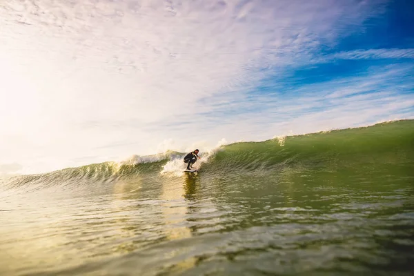Surfista cabalgando en ola perfecta del océano — Foto de Stock
