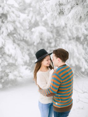 genç bir çift ormanda sarılma