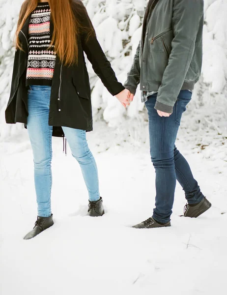 Joven pareja sosteniendo las manos —  Fotos de Stock