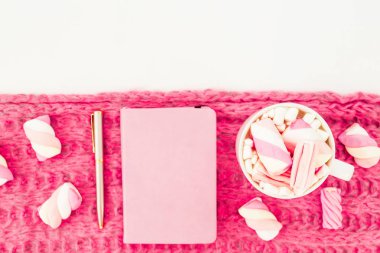 Marshmallow kapuçino kupa ve defter, kalem. Düz yatıyordu, en iyi görünümü