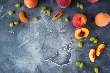 taze şeftali ve üzüm.