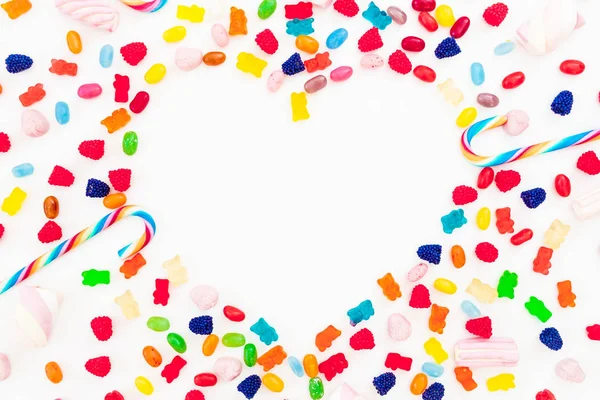 Parlak Şeker Beyaz Arka Plan Üzerinde Kalp Şeklinde Şeker Kamışı — Stok fotoğraf