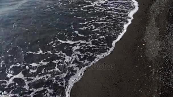 Mořské vlny přes pískový beach holiday pozadí — Stock video