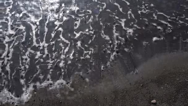 Písek texturou pozadí s vlnami přicházejí jít zpět do oceánu — Stock video