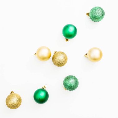 Beyaz arka planda noel topları. 