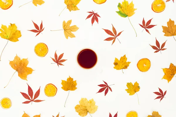 Kaffeebecher mit Herbstblättern — Stockfoto