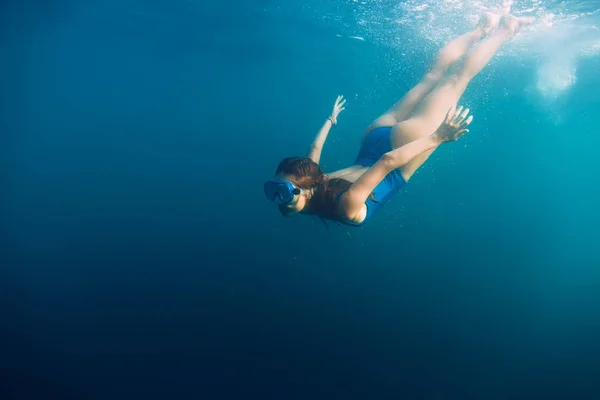 Frau treibt in ruhigem Ozean. — Stockfoto