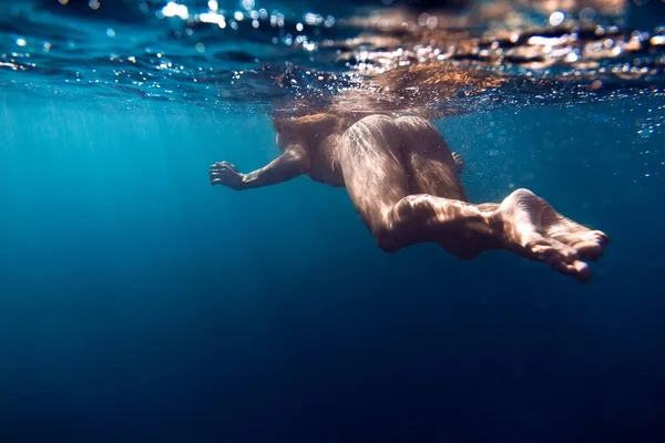 Mujer flotando en el océano tranquilo . — Foto de Stock