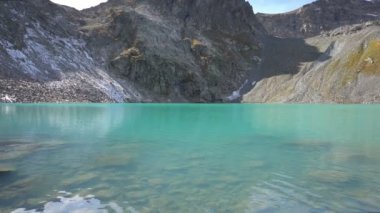 Turkuaz suyu olan dağ gölü