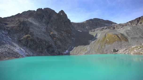 Lago de montaña con agua turquesa — Vídeos de Stock