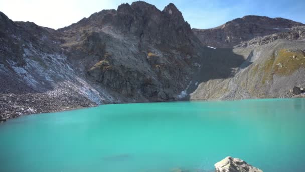 Lago de montaña con agua turquesa — Vídeo de stock