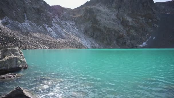 Montanha lago com água azul-turquesa — Vídeo de Stock