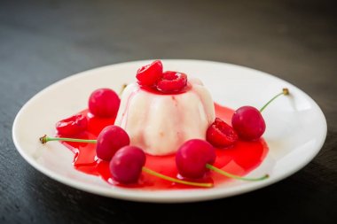 Tatlı jöle çilek ile