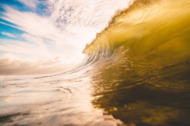 büyük deniz dalga sıçramasına 