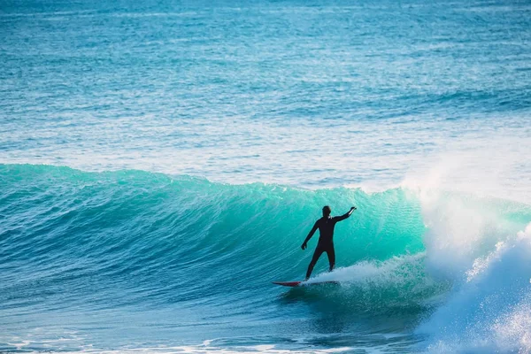 Surfer jazdy na idealne ocean fala — Zdjęcie stockowe