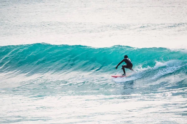 Surfer jazdy na idealne ocean fala — Zdjęcie stockowe