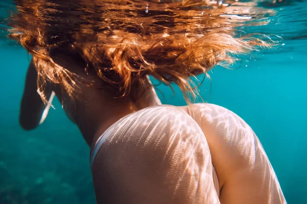 조용한 바다에 떠 있는 여자. — 스톡 사진