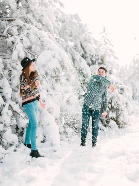 Genç çift eğleniyor.