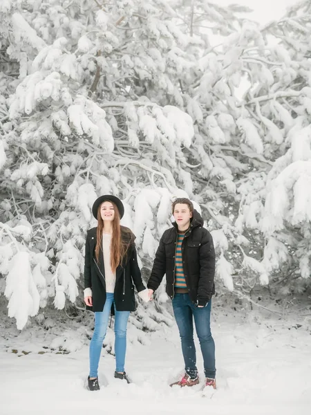 Young couple holding hands — Stock Photo, Image