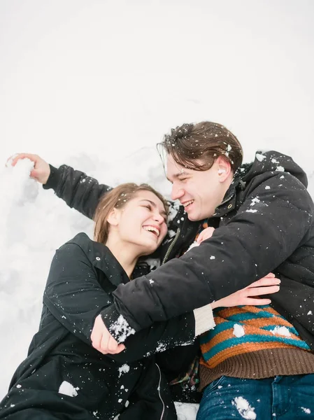 Junges Paar liegt auf Schnee — Stockfoto