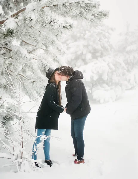 Young couple kissing — Stock Photo, Image