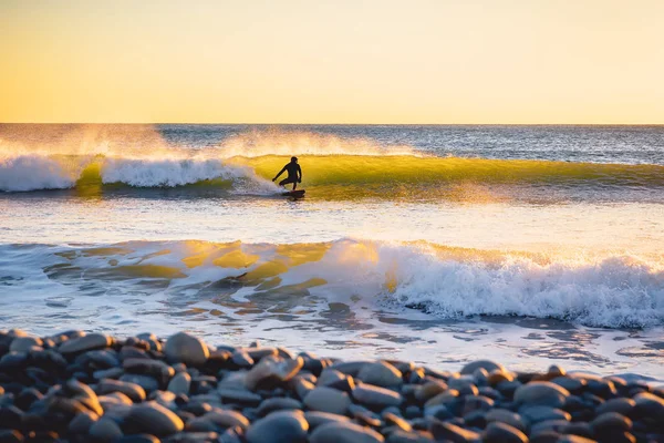 Surfista cabalgando en ola perfecta del océano — Foto de Stock