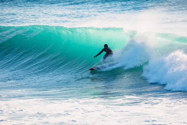 Surfista montando na onda perfeita do oceano — Fotografia de Stock