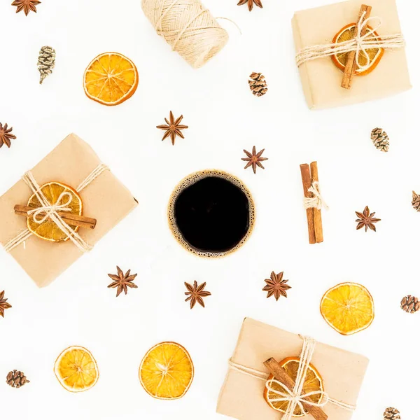 ギフト ボックス、コーヒー カップとパイン コーン — ストック写真