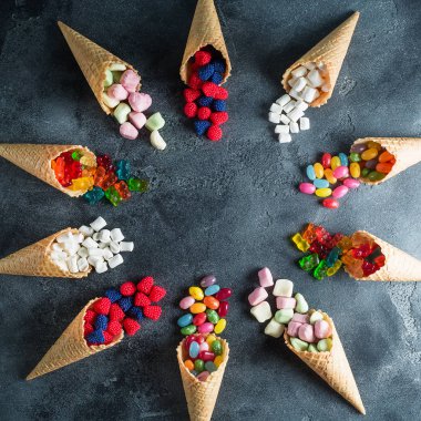 renkli parlak çeşitli şekerler