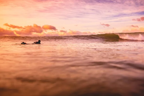 Surfer Bij Zonsondergang Winter Surfen Zwembroek — Stockfoto