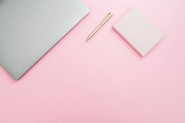 Laptop, defter, kalem ile ev çalışma masası 