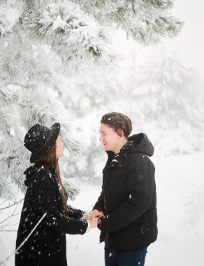 Genç çift el ele tutuşuyor.