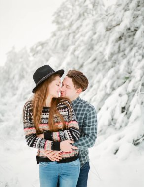 genç bir çift ormanda sarılma