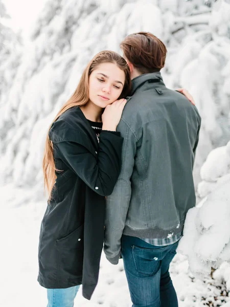 Junges Paar umarmt sich im Wald — Stockfoto