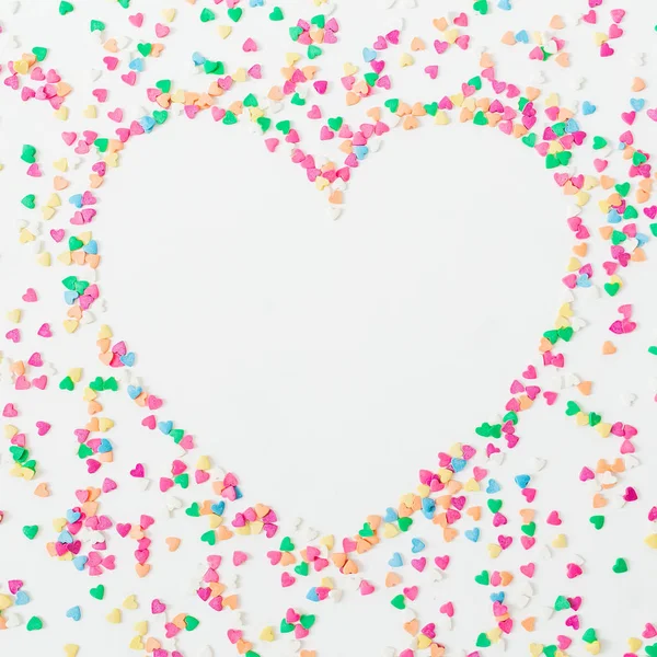 Hartsymbool Gemaakt Van Kleurrijke Snoep Confetti Witte Achtergrond Plat Leggen — Stockfoto