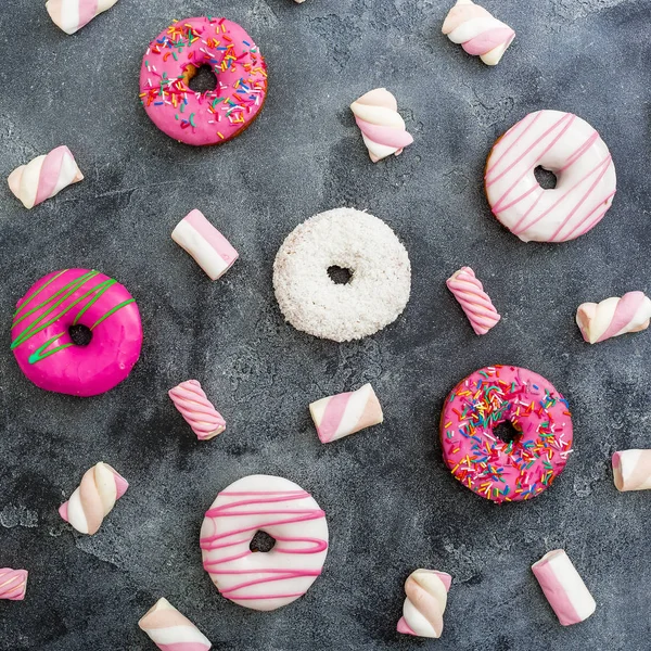 Marshmallow ile pembe çörek. — Stok fotoğraf