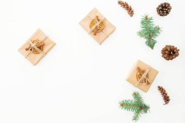 Noel hediyeleri, koniler, dalları 