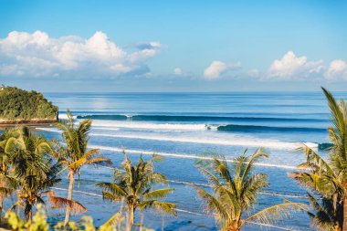 Tropikal mavi okyanus dalgaları ve Bali kayalık uçurum. Tropik cennet yerde