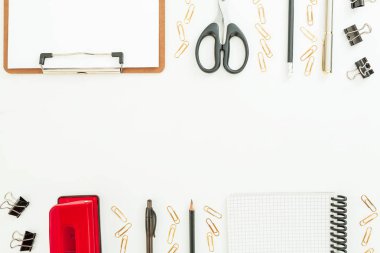Defter, kalem, makas ile çalışma alanı