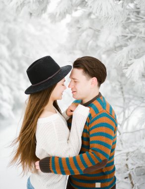 Genç çift sarılıyor.