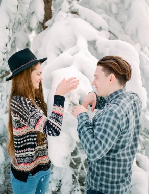 Genç çift eğleniyor.